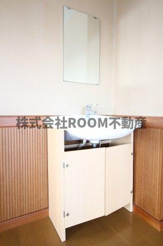 メゾンド妻ヶ丘の独立洗面台|朝の支度にも助かる、独立の洗髪洗面化粧台