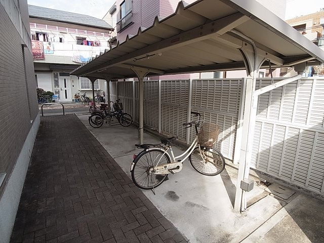 メゾン・ル・ウエストのその他共用部分|屋根付き自転車・バイク置場で雨の日も安心