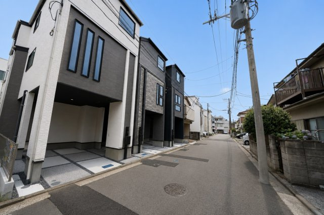 【横浜市鶴見区仲通1丁目58-5全3棟新築戸建て】★仲介手数料無料★（汐入小学校・寛政中学校）の前面道路含む現地写真