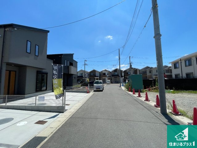 ★5(土)6(日)現地見学可能！★京都市伏見区久我御旅町　全4邸の前面道路含む現地写真|周辺は閑静な住宅街！前面道路広々で車の出し入れも便利です。駐車が苦手な方でも安心して車庫入れできます！