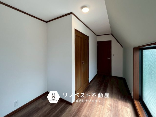 生野区生野西1丁目の洋室|壁に付けられる棚や、ドアの裏に掛けられるフックなどを活用して「浮かせる」ことで、床面積を広く確保でき、掃除機もかけやすくなります♪