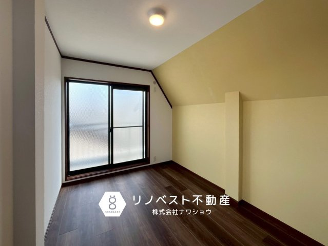 生野区生野西1丁目の洋室|小さなラグを置くと、床が細切れに見えて部屋が狭く感じることがあります。家具の前脚が乗るくらいの少し大きめのサイズを選ぶと、空間に繋がりが出てゆったりとした印象になります！