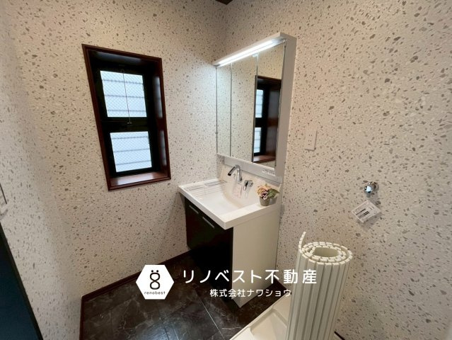 生野区生野西1丁目の洗面所|お掃除のしやすい洗面台。換気窓があるから十分に換気ができます！