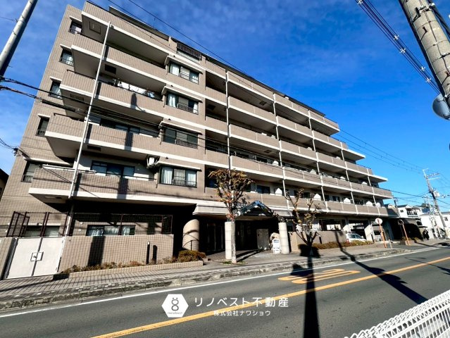 イトーピア新石切の外観|6階建ての3階部分です♪前面道路も広々しているのでお車をお持ちの方でも安心です。