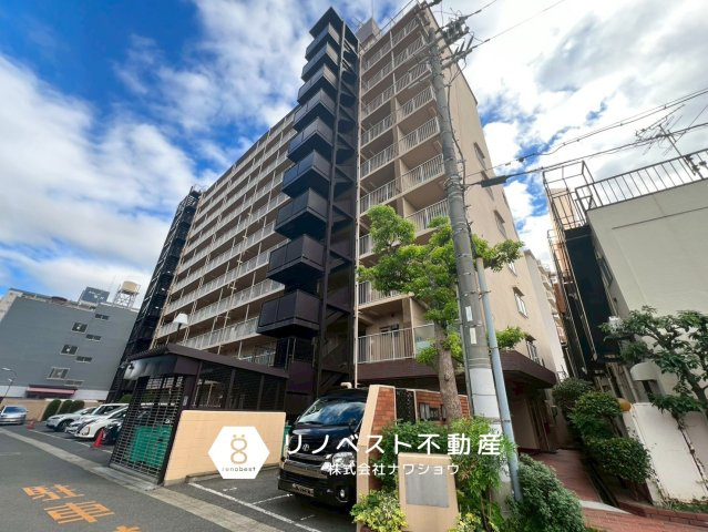 弥刀ハウスの外観|11階建ての大型マンションです！階段のブラックカラーがアクセントになってオシャレですね♪