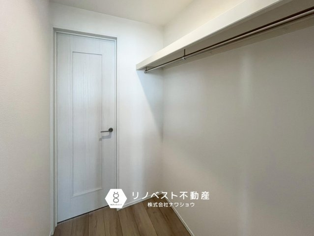 東大阪市荒川2丁目の収納|出入口が2ヶ所のウォークインクローゼット完備◎
家族間の共有ができます◎