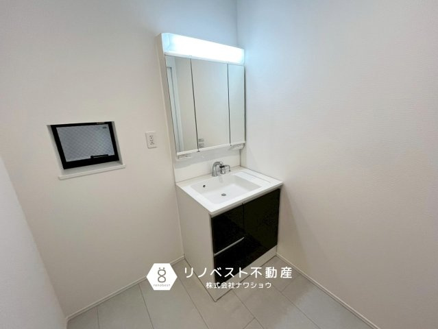 東大阪市荒川2丁目の独立洗面台|三面鏡付き独立洗面台完備◎
白を基調とした清潔感のある内装が魅力♪1階にあるので、帰宅後の手洗いもスムーズ◎