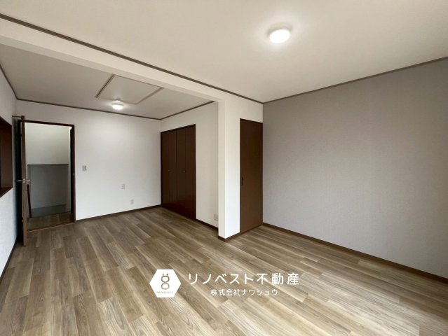 東大阪市新池島町１丁目の洋室|約10.9帖の広い洋室。明るく開放的な空間です♪