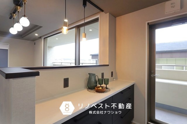 シャルマンフジ鴻池新田グランフォーラムのキッチン|システムキッチンの背面にはコンセント付きのカウンターボード有り◎
炊飯器や電子レンジなどの家電を置くスペースにぴったりです♪作業スペースとしてもお使いいただけます♪