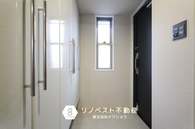 シャルマンフジ鴻池新田グランフォーラムの玄関|玄関には大容量のシューズクローゼット完備◎
スリット窓から日差しが差し込むので、気持ちよく外出できますね♪