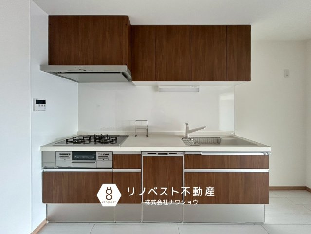 プレジデント東大阪第1号棟のキッチン|食洗機付き・グリル付きのシステムキッチンです◎
作業スペースも十分に確保されております。