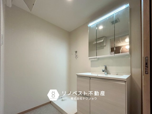 プレジデント東大阪第1号棟の洗面所|洗面台の電球はオレンジより昼白色がおすすめ！お化粧のムラや顔色の変化に気づきやすくなります。服の色味も正しく見えるので、コーディネートの失敗も防げます。
