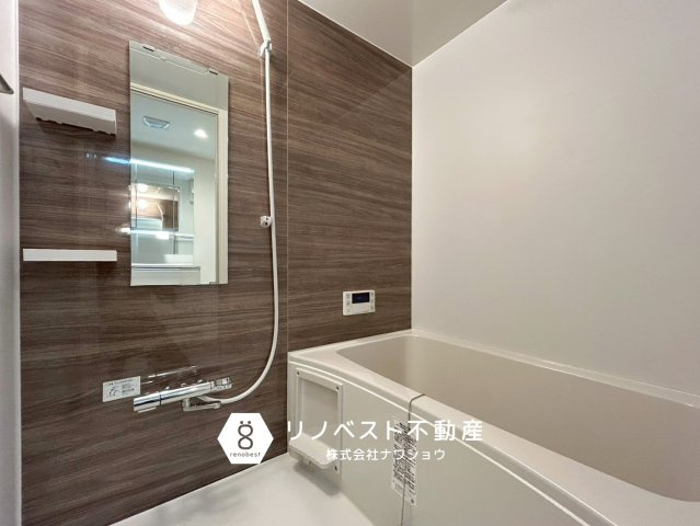プレジデント東大阪第1号棟の浴室|お風呂の換気扇は、1ヶ月つけっぱなしにしても電気代は数百円程度です。窓を開けるよりも、閉めきって換気扇を回し続ける方が効率的に湿気を排出でき、家の構造材を傷めません♪