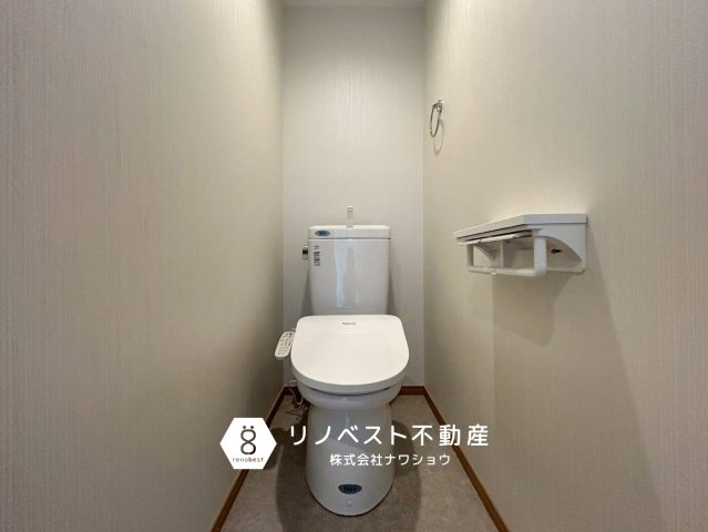 プレジデント東大阪第1号棟のトイレ|床に物を置かないのが、トイレを広く清潔に見せる最大のポイントです！トイレブラシやゴミ箱を壁掛けにしたり、棚の下に浮かせて設置したりすると、床掃除が劇的にスムーズになります♪