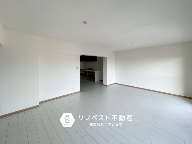 プレジデント東大阪第1号棟の居間・リビング|長方形で家具のレイアウトがしやすい間取りです♪
