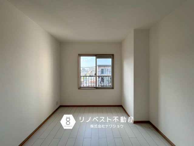 プレジデント東大阪第1号棟の洋室|クローゼット付き。
収納家具を減らせてお部屋を広くお使いいただけます◎