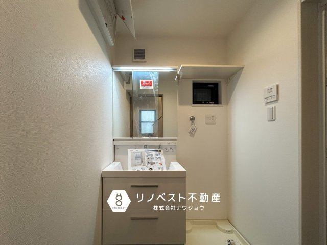 東大阪市中小阪1丁目の洗面所|三面鏡付洗面台にはライト付きでメイクの際もスムーズに◎