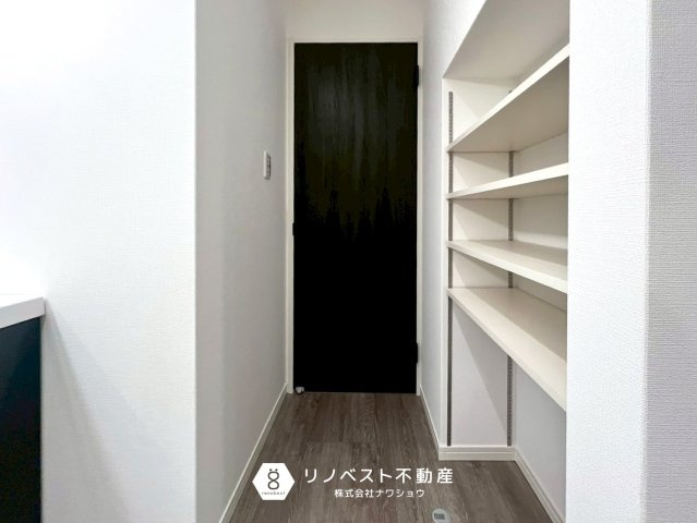 プロスピリティー善根寺町の洗面所|洗面室に収納棚があるのでタオルや洗剤のストックなどをおいておけます！