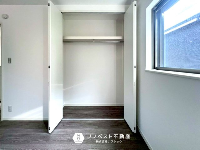 プロスピリティー善根寺町の収納|上部の棚には普段あまり使わない物を収納しておくとスッキリとしたお部屋造りができます！