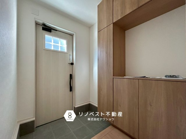 東大阪市豊浦町の玄関|白基調の玄関扉がオシャレ度UP！シューズボックスもありスッキリとした玄関周りにできます！