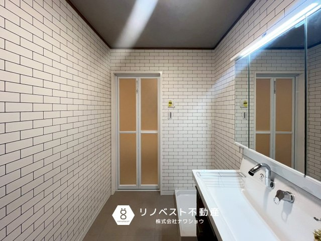 東大阪市森河内西2丁目の洗面所|レンガ調のおしゃれなクロスが特徴的◎
白で統一されており、清潔感バッチリ◎