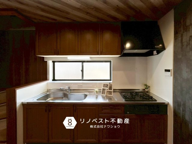 東大阪市稲葉1丁目中古戸建のキッチン|レトロなキッチン◎コンパクトですが、３口コンロで作業スペースも十分に確保されております◎