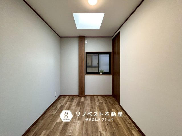 東大阪市稲葉1丁目中古戸建の洋室|約5.0帖に洋室。天窓付きで非常に明るいです！