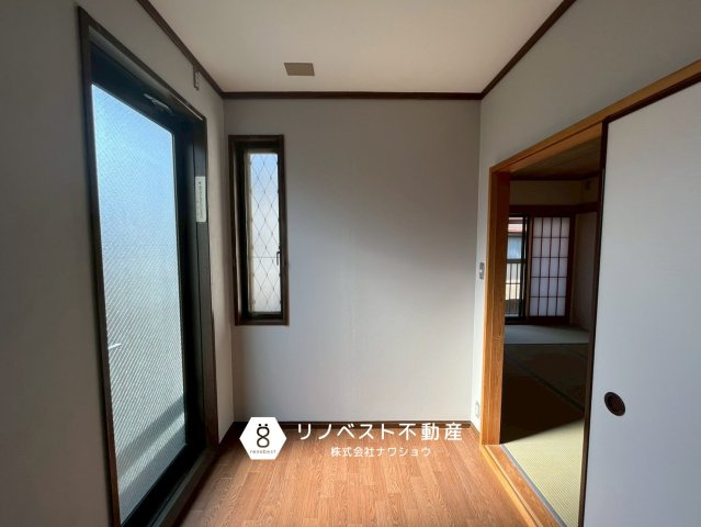 東大阪市加納1丁目の収納|2階和室に面した納戸スペース。
バルコニーへの出入りも可能です◎