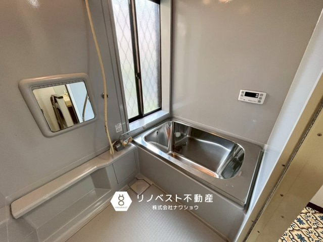 東大阪市加納1丁目の浴室|コンパクトながら、追い焚き機能が完備されています◎
大きな窓は換気にも便利です◎