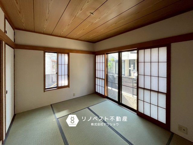 東大阪市加納1丁目の和室|ダイニングキッチンに隣接した1階和室。
2面採光で陽当たりが良く、家族団らんのスペースとしておすすめです◎
収納も完備◎