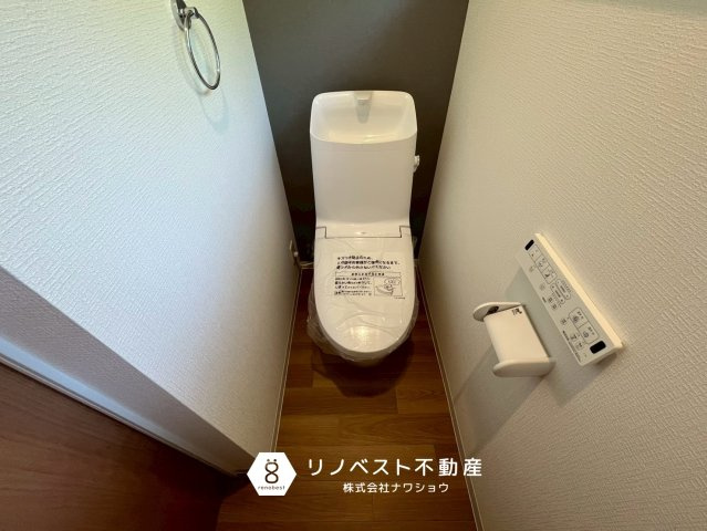 東大阪市若江東町1丁目のトイレ|温水洗浄機能付きトイレ。
アクセントクロスがおしゃれです◎