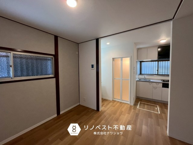 東大阪市若江東町1丁目の居間・リビング|約9.5帖のLDK。
リフォーム済みなので、コンパクトながら洗練された綺麗な内装です◎