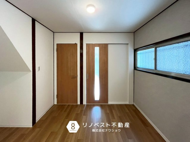 東大阪市若江東町1丁目の居間・リビング|木の温もりを感じる白×ブラウンの内装。
玄関から直接出入り可能です◎