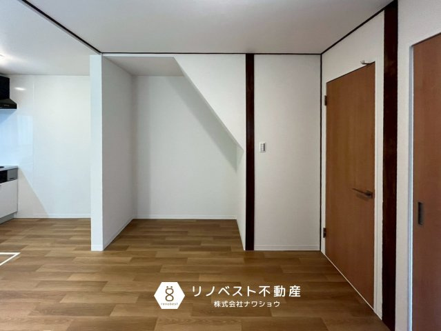 東大阪市若江東町1丁目の居間・リビング|収納としても使えそうな階段下スペース。
使用頻度の高いアウターや洋服の収納としてもおすすめ◎