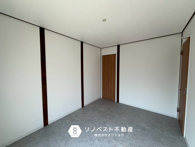 東大阪市若江東町1丁目の洋室|約6帖の洋室。
コンパクトなクローゼット完備。ベランダに面しており陽当たり良好◎