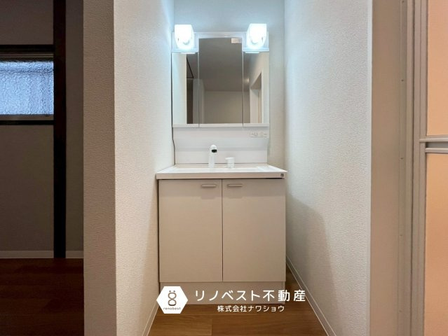 東大阪市若江東町1丁目の独立洗面台|三面鏡独立洗面台完備◎
リビングに設置されており、朝食後すぐに身支度が始められます♪