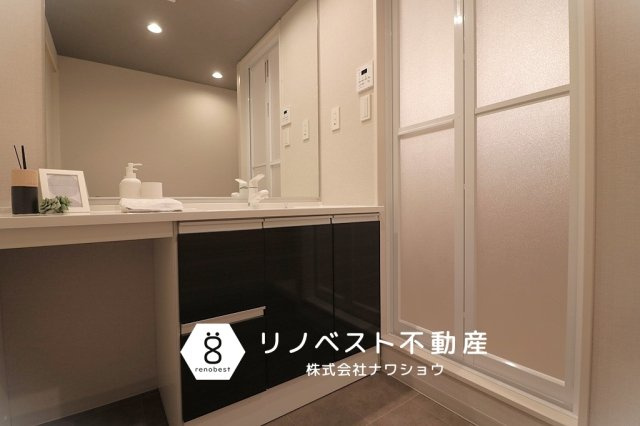 クレール八戸ノ里ソレイユの独立洗面台|横幅が広いので、2人並んで身支度できます◎
朝の準備もスムーズに進みますね♪