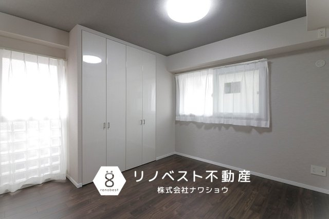 クレール八戸ノ里ソレイユの洋室|約6.2帖の洋室。
クローゼット付きの、2面採光で明るい空間◎