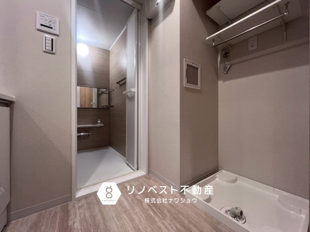 アドリーム石切山手の独立洗面台|三面鏡付き独立洗面台。
手元部分に鏡が付いているのも嬉しいポイントです◎