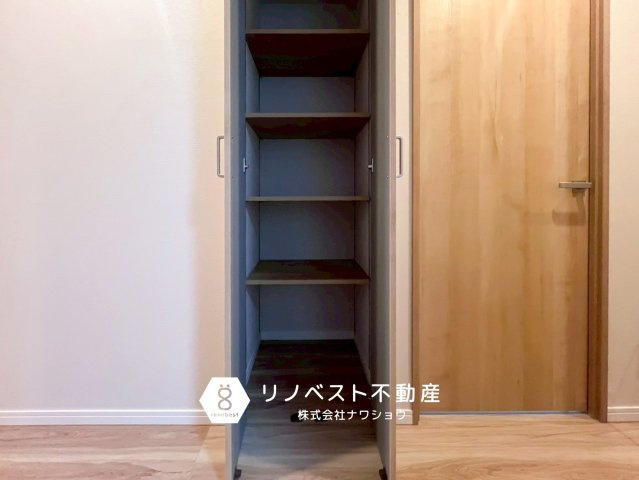 アドリーム石切山手の収納|収納棚付きウォークインクローゼット。
キャリーケースなどの大きな荷物もしっかり収納できます◎