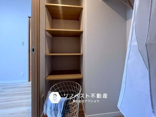 アドリーム石切山手の収納|カウンターキッチン裏の収納は、ダイニングで使う食器類の収納などに便利です◎
ニッチには家族写真などを飾っても素敵ですね◎