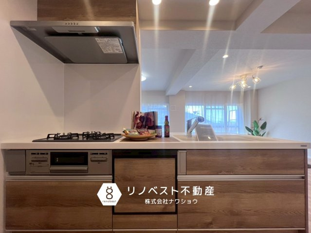 アドリーム石切山手の収納|調味料や食品のストック収納に便利な棚付き◎
扉はついていないので、出し入れしやすいのもおすすめPOINT！