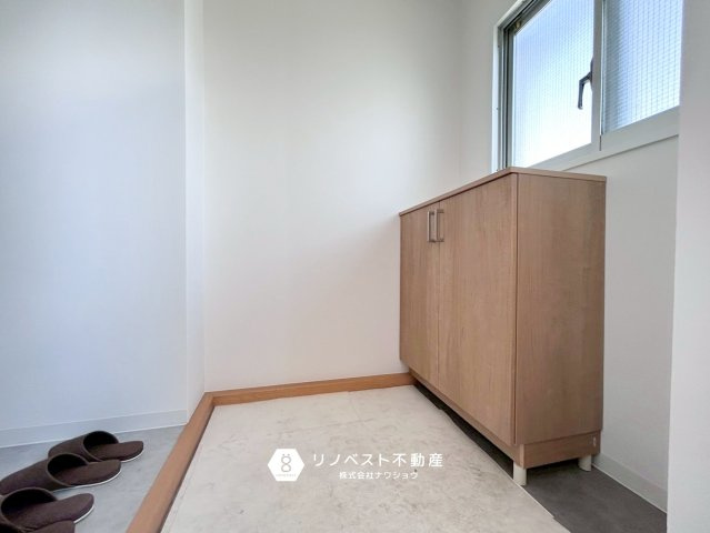 ハイマート弥刀Ⅱの玄関|玄関に窓が付いているので、玄関照明いらずです。
