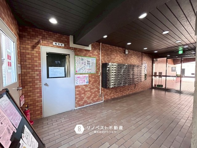 ハイマート弥刀Ⅱのロビー|レンガ調でレトロな雰囲気を感じることができます◎