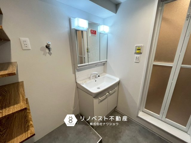 マンハイムグラン石切の独立洗面台|三面鏡付き独立洗面台は、ヘアセットがしやすく人気の設備です◎
ミラー背面にも収納できるので、散らかりやすい小物類もスッキリ収納できます♪
