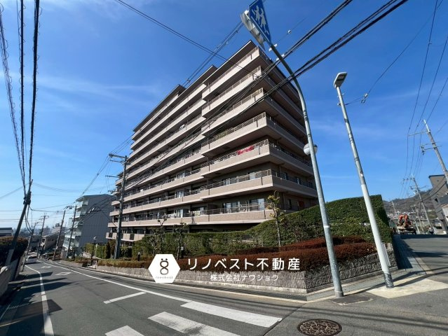 コスモ東石切さくら坂の外観|オートロック・宅配ボックス付き！近鉄奈良線「石切」駅まで徒歩約7分と交通アクセス良好です♪