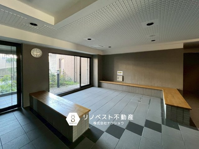 コスモ東石切さくら坂のエントランス|【リノベスト不動産】テナント（事業用）物件のご紹介も可能です。事務所移転・新規開業等お気軽にご相談ください♪
