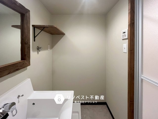 プレジデント東大阪第1棟の洗面所|コンパクトな洗面室ですので、浮かせる収納がおすすめ！収納術の見せ所ですね♪