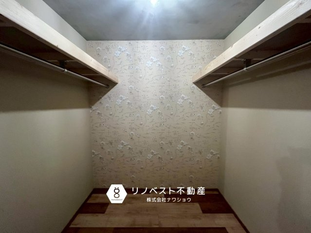プレジデント東大阪第1棟の収納|大容量のウォークインクローゼットです。
お洋服から日常のストック品などまで収納できそうですね♪