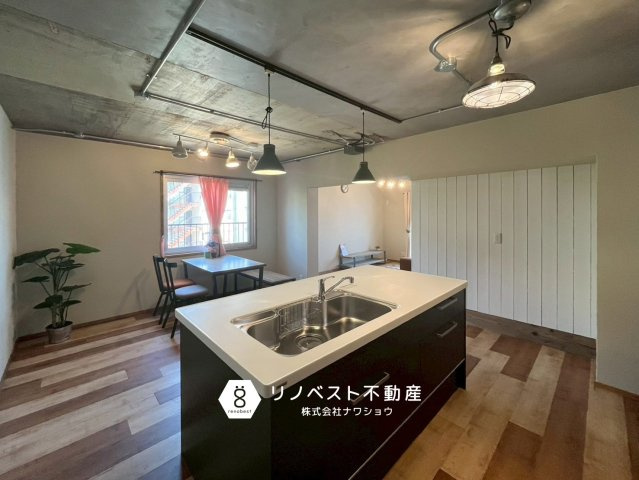 プレジデント東大阪第1棟のキッチン|シンクとコンロが分かれており、複数人で作業してもスムーズに作業が進みそうですね♪